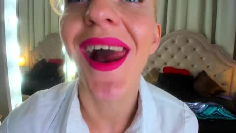 Snapshot of squirtymom chatting on September 21, 10:25 pm Alisa online show from September 21, 10:25 pm