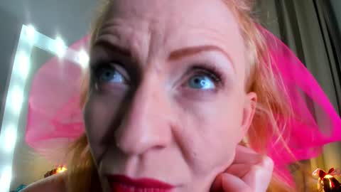 Snapshot of squirtymom chatting on October 5, 10:28 pm Alisa online show from October 5, 10:28 pm