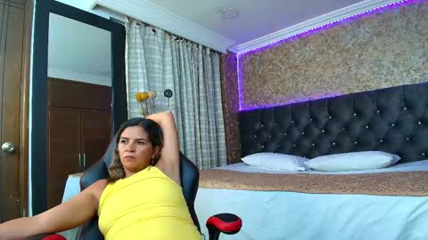 Estella online show from October 6, 11:00 pm