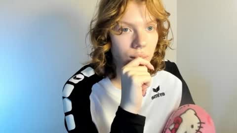 Snapshot of stellaswen chatting on October 14, 8:17 am S T E L L A online show from October 14, 8:17 am