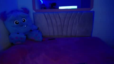 Snapshot of stepha_sweet chatting on February 4, 10:24 pm Emma online show from February 4, 10:24 pm