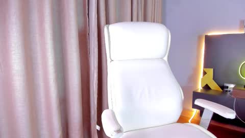 Snapshot of stone_lee_ chatting on February 17, 11:02 am Stone Lee online show from February 17, 11:02 am