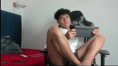 stuart_cass21 online show from January 18, 5:16 am