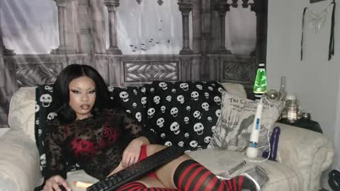 Suede Bones online show from November 18, 11:15 pm