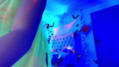 Snapshot of sunrisse_ chatting on October 6, 2:35 pm online show from October 6, 2:35 pm