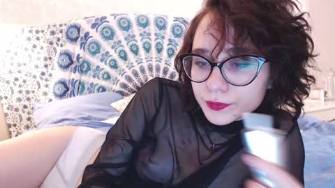 Snapshot of sunshinehella chatting on January 10, 8:18 am Hella online show from January 10, 8:18 am