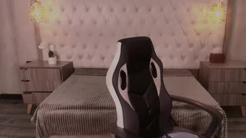 susan_voltaire online show from April 27, 11:30 am