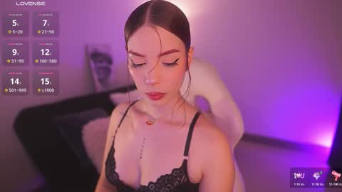  Sus Moore  online show from February 19, 7:02 pm