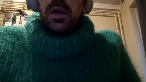Snapshot of sweaterboy666 chatting on December 4, 3:15 pm sweaterboy666 online show from December 4, 3:15 pm