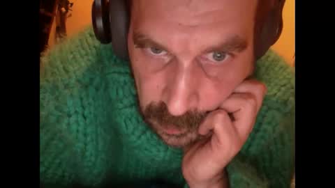 Snapshot of sweaterboy666 chatting on January 31, 5:30 am sweaterboy666 online show from January 31, 5:30 am