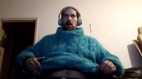 Snapshot of sweaterboy666 chatting on October 22, 5:54 am sweaterboy666 online show from October 22, 5:54 am