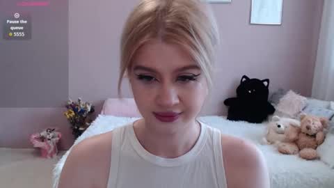 Snapshot of sweet_nicole_333 chatting on September 19, 9:24 am sweet_nicole_333 online show from September 19, 9:24 am