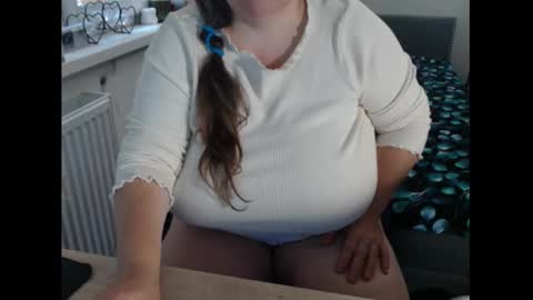 Snapshot of sweetboobs85h chatting on September 26, 9:28 am Sweetboobs85h online show from September 26, 9:28 am