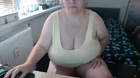 Snapshot of sweetboobs85h chatting on September 20, 9:01 am Sweetboobs85h online show from September 20, 9:01 am