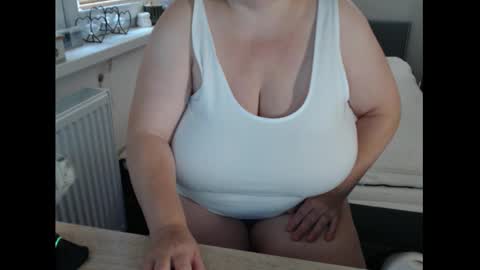 Snapshot of sweetboobs85h chatting on October 8, 7:58 am Sweetboobs85h online show from October 8, 7:58 am