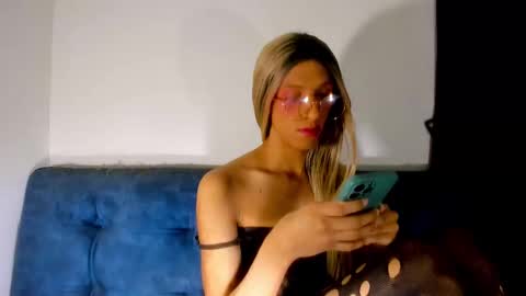 Snapshot of sweetdesaire chatting on September 9, 11:38 pm Amelia online show from September 9, 11:38 pm