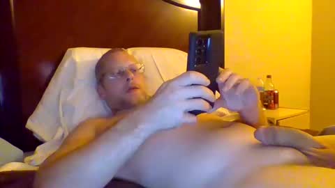 Snapshot of sweetg233 chatting on October 16, 4:23 am sweetg233 online show from October 16, 4:23 am