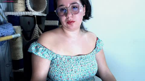 Snapshot of sweetie__annie chatting on December 9, 1:40 am Ana Mara  i cant Make noise My family is here  online show from December 9, 1:40 am