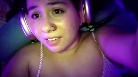 Snapshot of sweetie__annie chatting on February 8, 6:22 am Ana Mara  i cant Make noise My family is here  online show from February 8, 6:22 am