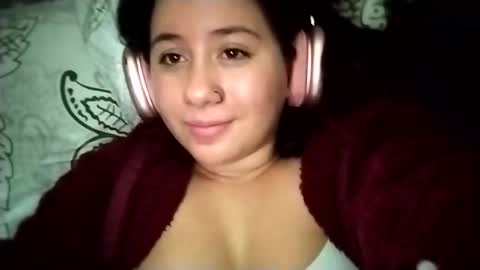 Snapshot of sweetie__annie chatting on February 19, 6:44 am Ana Mara  i cant Make noise My family is here  online show from February 19, 6:44 am