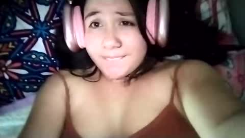 Snapshot of sweetie__annie chatting on February 16, 6:10 am Ana Mara  i cant Make noise My family is here  online show from February 16, 6:10 am