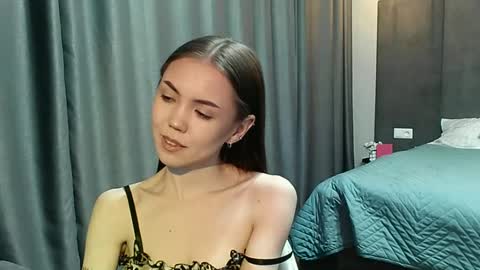 Snapshot of sweetieee_kira chatting on October 3, 9:56 pm sweetieee_kira online show from October 3, 9:56 pm