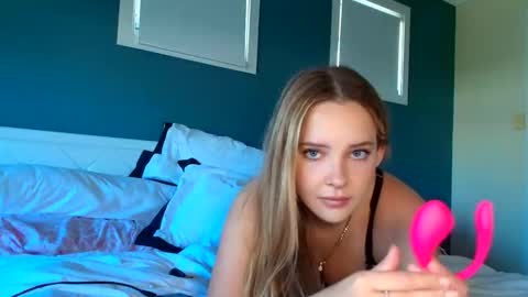 Snapshot of sweetlikedolly chatting on September 24, 11:33 pm Dolly online show from September 24, 11:33 pm
