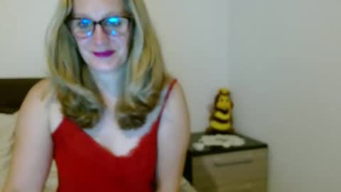 Snapshot of sweetmayaxoxo chatting on October 27, 3:23 pm sweetmayaxoxo online show from October 27, 3:23 pm