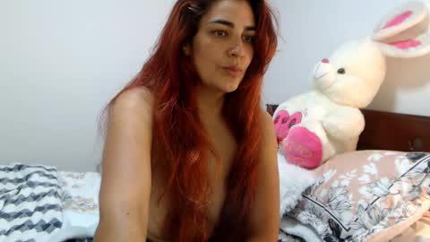 Snapshot of sweetsmile28 chatting on March 5, 2:36 am Dianis online show from March 5, 2:36 am