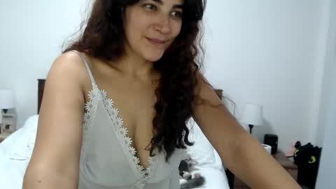 Snapshot of sweetsmile28 chatting on September 11, 5:14 pm Dianis online show from September 11, 5:14 pm