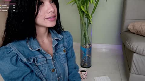 Snapshot of sweett_petite chatting on February 6, 11:15 pm online show from February 6, 11:15 pm