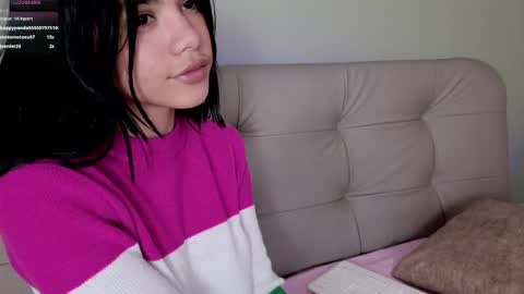Snapshot of sweett_petite chatting on February 10, 8:31 pm online show from February 10, 8:31 pm