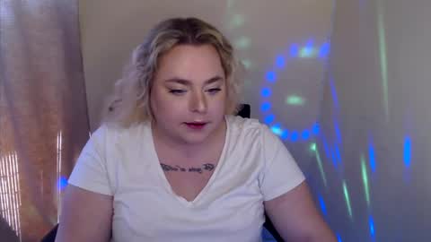 sweetvlada13 online show from May 4, 7:37 am