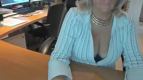 Snapshot of tammy4camfun chatting on October 15, 11:11 am Tammy online show from October 15, 11:11 am