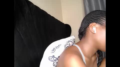 Snapshot of tasha_kimmy chatting on October 2, 2:43 am Ireen online show from October 2, 2:43 am