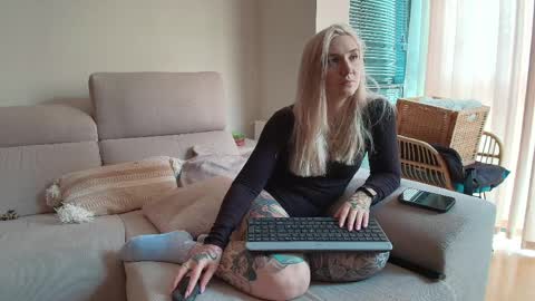 tattoobbgirl online show from April 10, 1:49 pm