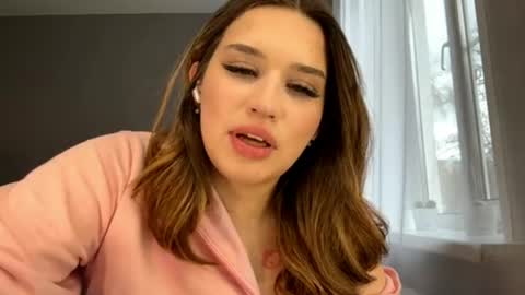 Mia online show from April 17, 9:11 am