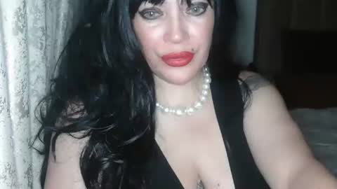 talia i m  french girl online show from December 18, 9:43 pm