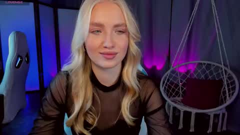 TessaHamilton online show from December 22, 8:32 am