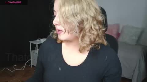 Snapshot of thatgirl2003 chatting on October 16, 9:02 pm online show from October 16, 9:02 pm