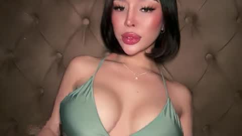 Elle  dont forget to folloW me and thumbs up online show from March 12, 10:52 am