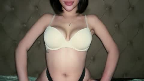 Elle  dont forget to folloW me and thumbs up online show from April 12, 1:59 pm