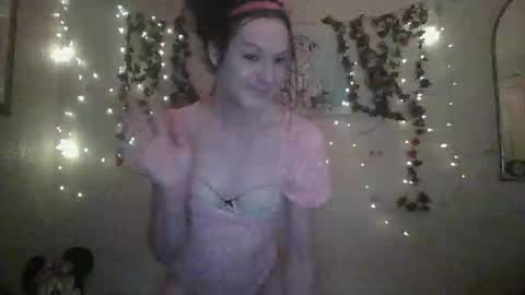 Snapshot of thesillymillie chatting on December 20, 10:11 pm sillymillie0 online show from December 20, 10:11 pm