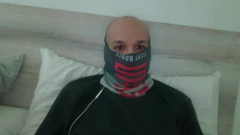 Scarf guy online show from December 18, 3:11 pm