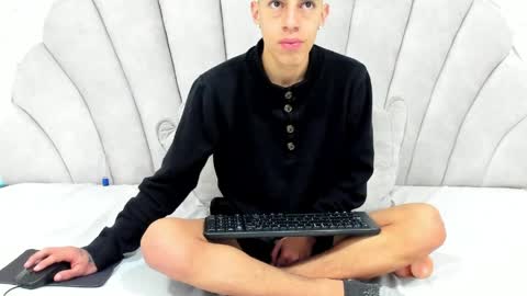 Thiago   online show from April 4, 1:18 pm