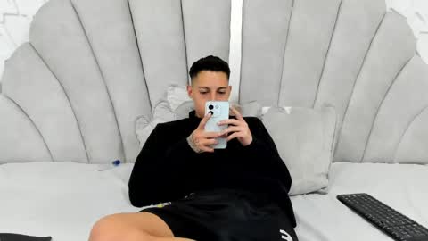 Thiago   online show from April 17, 9:50 pm