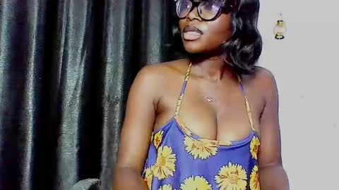 Snapshot of thick_ebonie chatting on October 3, 10:45 am Jenny online show from October 3, 10:45 am