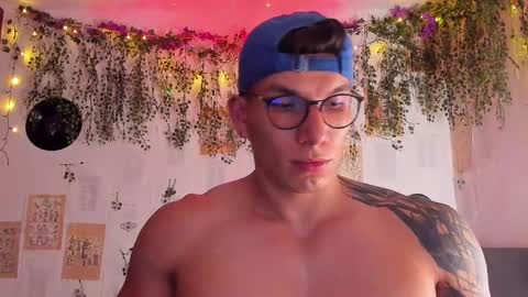 Snapshot of thomas_fuckboy chatting on February 21, 1:00 am Thomas Grey online show from February 21, 1:00 am