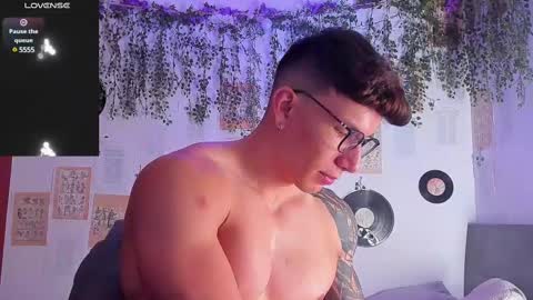 Snapshot of thomas_fuckboy chatting on March 3, 11:33 am Thomas Grey online show from March 3, 11:33 am