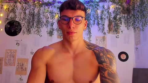 Snapshot of thomas_fuckboy chatting on February 8, 6:43 am Thomas Grey online show from February 8, 6:43 am